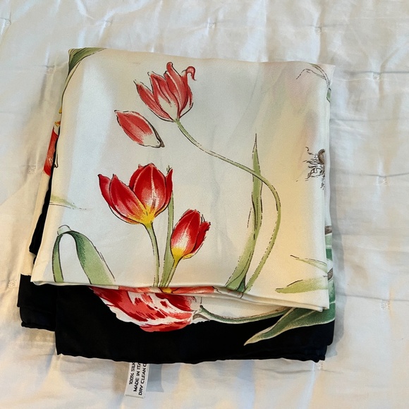 Tiffany & Co Beautiful Silk in Floral Design - Picture 5 of 9